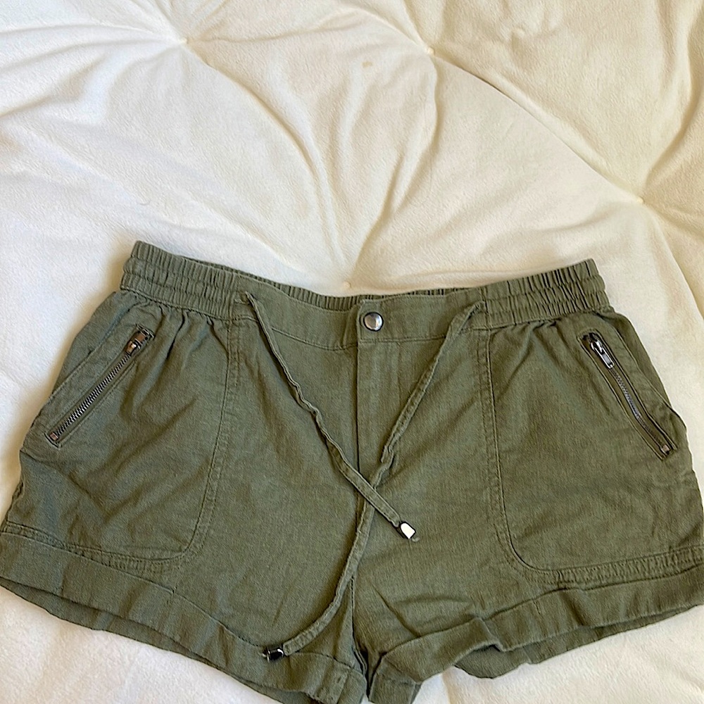 Iris Brand Shorts: Size L ( Fits like a M/L), gently used, no stains or rips.
